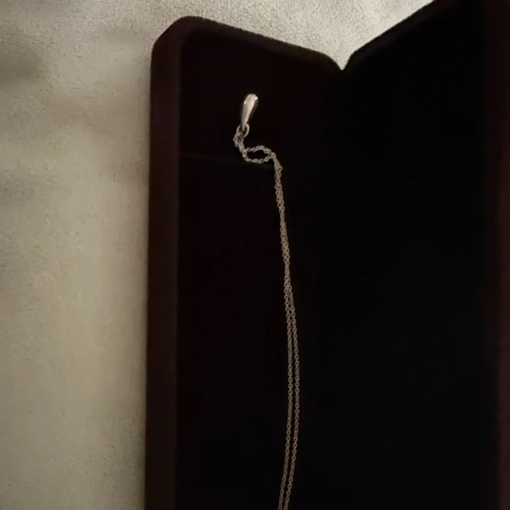 Elsa Peretti®
Teardrop Pendant - Picture 2 of 9